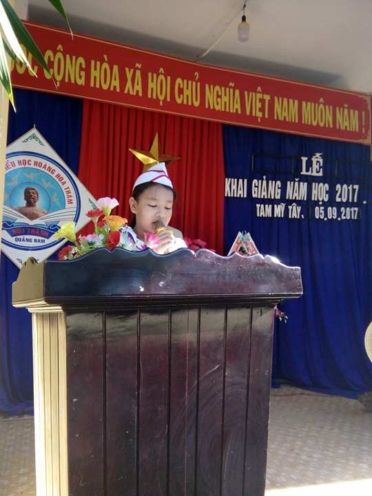 Em Phan Quỳnh Như Hs lớp 5B đại diện 341 em Hs toàn trường đọc tâm thư ngày khai trường